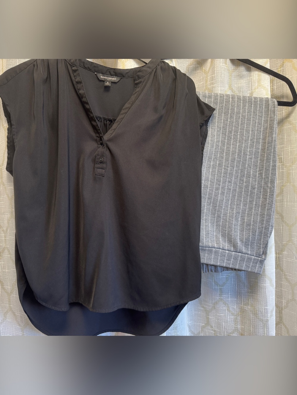Banana Republic Black V-Neck Short Sleeve Blouse & Banana Republic Hayden Crop